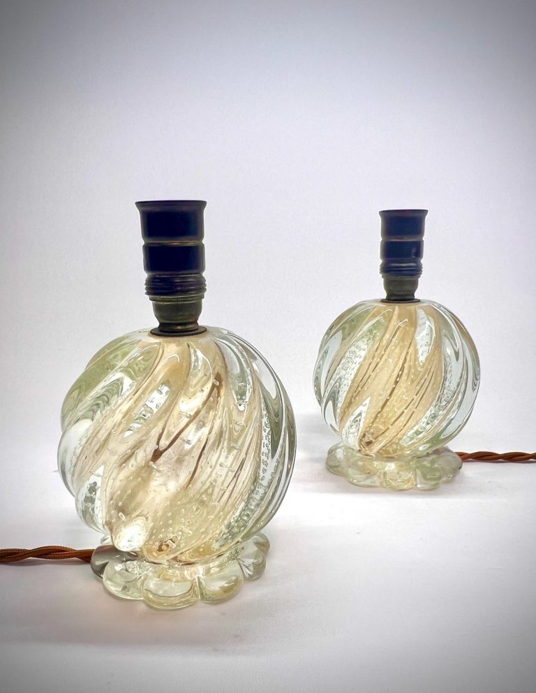 Pair of Murano bullicante glass lamps with gold-toned swirl and scalloped bases, 1960s