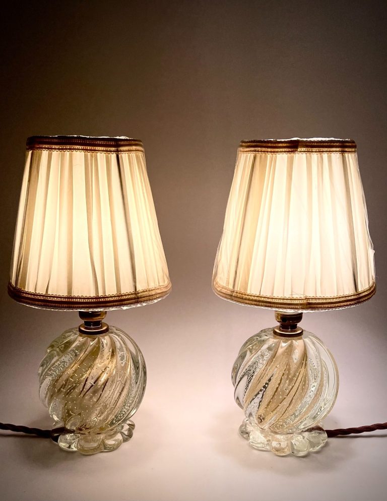 Pair of Murano bullicante glass lamps with gold-toned swirl and scalloped bases, 1960s