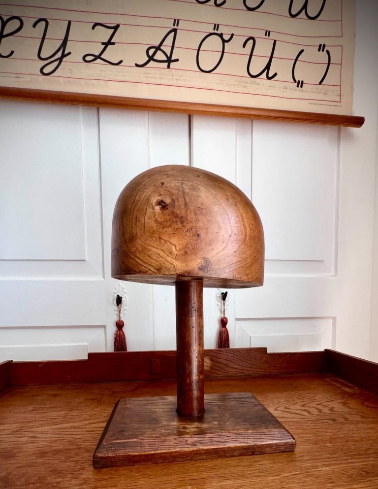 Vintage wooden hat stand with sculpted dome (size 53), aged finish and patina. 